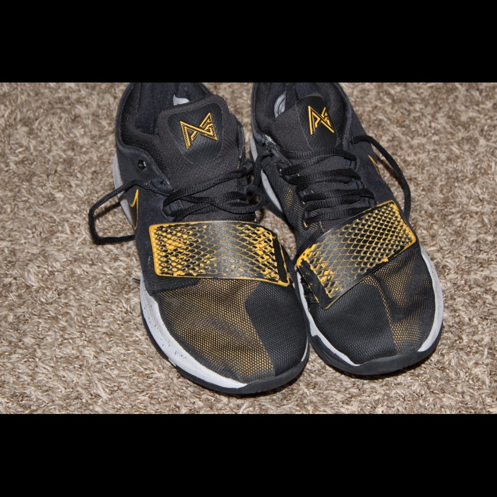 Men’s basketball shoe